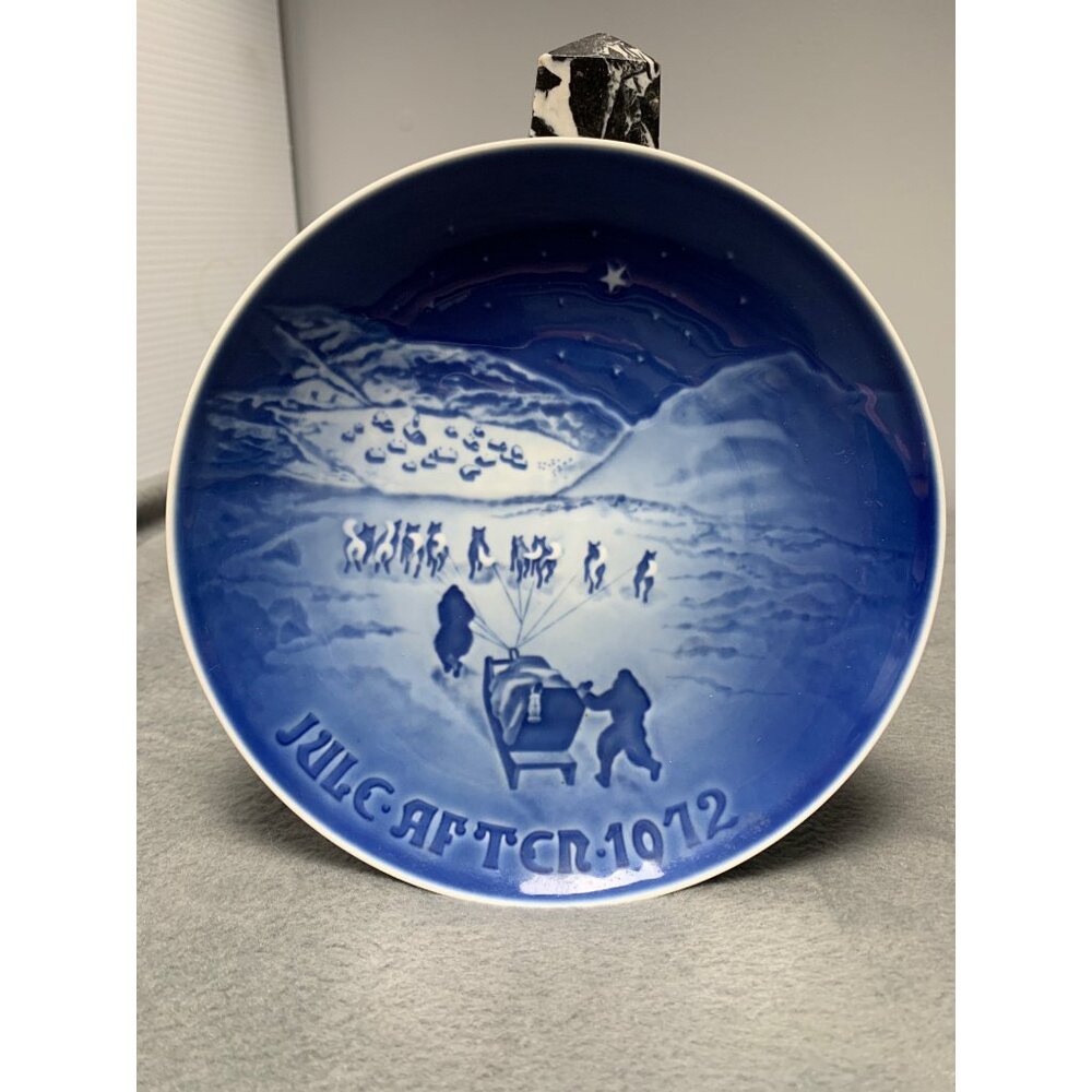 B&G Copenhagen Porcelain Christmas In Greenland Collector Plate 1972 Blue & Whit